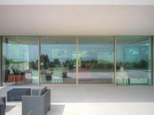villa-desenzano-alzanti-scorrevoli-chiusi-carminati