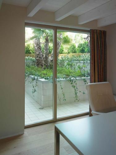 villa-desenzano-battente-asimmetrico-carminati-960x1280