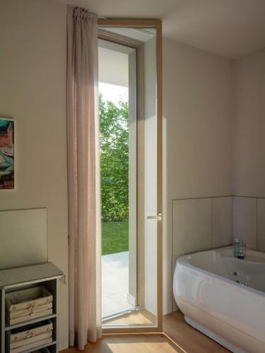 villa-desenzano-finestra-bagno-carminati-960x1280