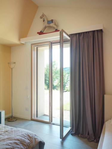 villa-pisa-portafinestra-cameretta-aperta-carminati-960x1280