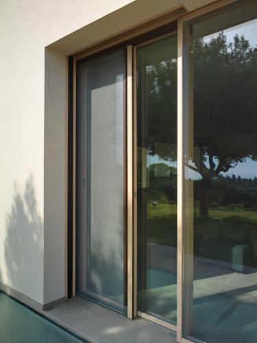 villa-pisa-zanzariera-alzante-carminati-960x1280